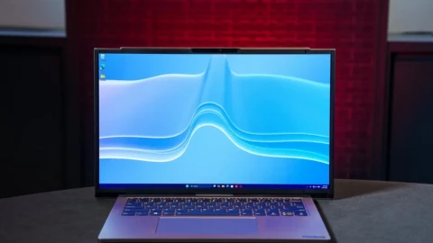 Lenovo gât bất ngờ với laptop 14 inch có thể cuộn biến hình thành 17 inch