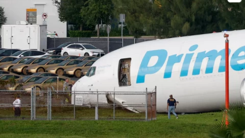 Video máy bay chở hàng của Amazon bị trượt khỏi đường băng, bốc cháy làm 5 người thiệt mạng