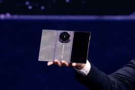 Huawei sao chép công nghệ chống nhìn trộm của Samsung lên điện thoại gập ba mới