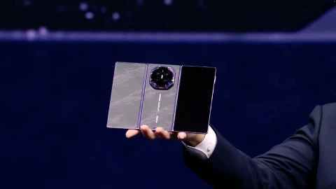 Huawei sao chép công nghệ chống nhìn trộm của Samsung lên điện thoại gập ba mới