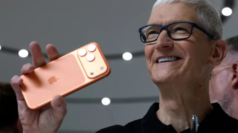 Tim Cook mỗi ngày kiếm được 3 triệu USD trong suốt 15 năm làm CEO Apple