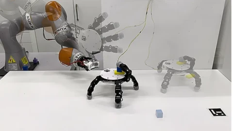 Robot hình chiếc vòng nhảy không ngừng