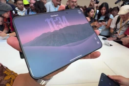 Đổi sang mặt kính nhám, iPhone Duo vẫn lộ nếp gập màn hình