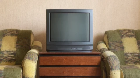 Vì sao TV CRT ngày xưa dùng mãi không hỏng, còn TV ngày nay một vài năm là phải thay?