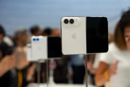 Hãy để những tín đồ Apple chi tiền trước