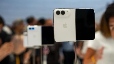 Hãy để những tín đồ Apple chi tiền trước