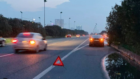 Dừng xe trên cao tốc như thế nào để không bị đâm từ phía sau?
