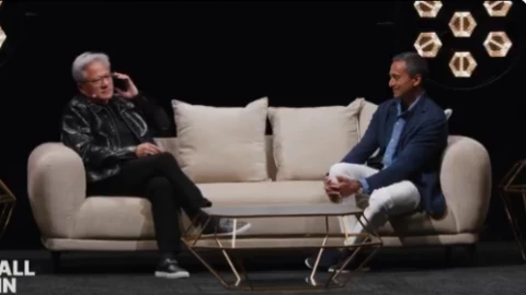 Jensen Huang có thể làm chip AI phức tạp nhất thế giới, nhưng không biết bật loa ngoài cho Trump
