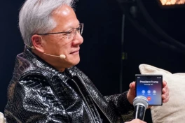 Jensen Huang của Nvidia được bắt gặp đã nâng cấp điện thoại đời mới nhất