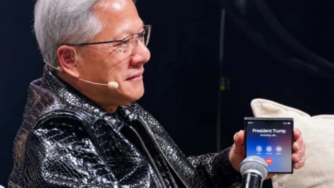Jensen Huang của Nvidia được bắt gặp đã nâng cấp điện thoại đời mới nhất