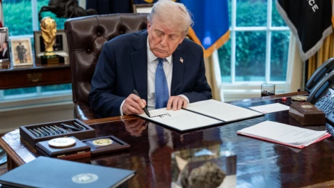 Kế hoạch kiểm soát AI của Mỹ: Trump 'quay xe', các ông lớn công nghệ phản đối