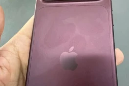 Vì sao 18 Pro Max màu Dark Cherry bám vân tay nhiều vậy?