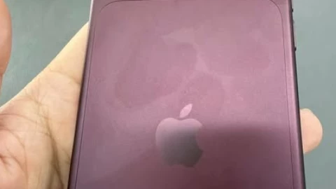 Vì sao 18 Pro Max màu Dark Cherry bám vân tay nhiều vậy?