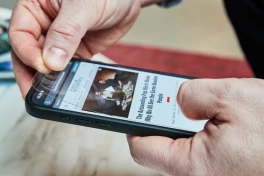 Sếp Apple gửi lời khuyên bất ngờ đến iFan: đừng dán màn hình iPhone nữa