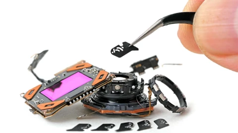 iFixit "mổ" iPhone 18 Pro/Max: Khẩu độ thay đổi cực kỳ chính xác, 6 lá khẩu mỏng như sợi tóc