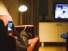 TV giờ thành loa phát nền: 3/4 người dùng bật TV nhưng dán mắt vào smartphone