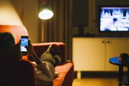 TV giờ thành loa phát nền: 3/4 người dùng bật TV nhưng dán mắt vào smartphone