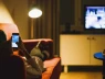 TV giờ thành loa phát nền: 3/4 người dùng bật TV nhưng dán mắt vào smartphone