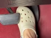 Liên tiếp xảy ra tai nạn do kẹt dép Crocs vào bàn đạp ga khi lái xe