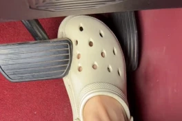 Liên tiếp xảy ra tai nạn do kẹt dép Crocs vào bàn đạp ga khi lái xe