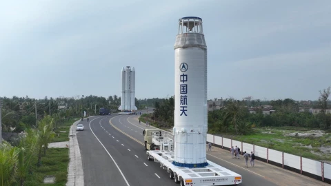 Tại sao tên lửa luôn được vận chuyển thẳng đứng?