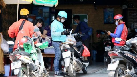 Bộ Y tế sửa luật an toàn thực phẩm, siết quản lý các ứng dụng giao đồ ăn như Shopee, Grab