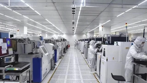 Giải pháp sinh tồn của ngành bán dẫn Trung Quốc: chi đậm tiền mặt lùng mua máy quang khắc hết đát, giã lấy linh kiện