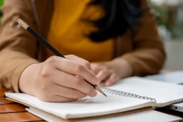 Gen Z ngày càng ít viết tay: Não bộ trả giá cho sự tiện lợi