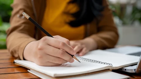 Gen Z ngày càng ít viết tay: Não bộ trả giá cho sự tiện lợi