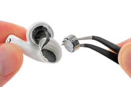 iFixit: tai nghe AirPods đã tiến hóa từ “không thể sửa” đến “siêu khó sửa”