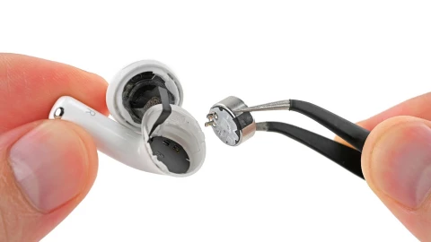 iFixit: tai nghe AirPods đã tiến hóa từ “không thể sửa” đến “siêu khó sửa”