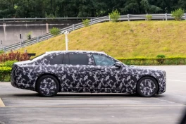 Sedan thuần điện siêu sang Yangwang lộ diện: Mẫu xe đầu tiên của BYD sở hữu pin thể rắn, dài 5,5 mét cạnh tranh Maybach
