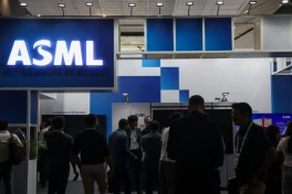 Mỹ công bố nghiên cứu mới: Trung Quốc đã tích trữ hàng trăm thiết bị quang khắc của ASML