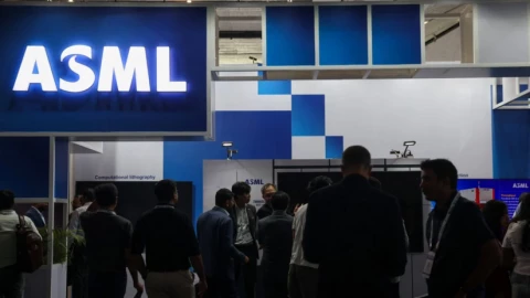 Mỹ công bố nghiên cứu mới: Trung Quốc đã tích trữ hàng trăm thiết bị quang khắc của ASML