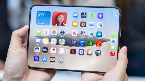 Sắp mua iPhone Duo hay Galaxy Z Fold? Đây là những sai lầm phổ biến cần tránh khi dùng điện thoại gập