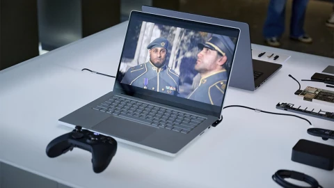 Microsoft ra mắt Surface Laptop Ultra giá 2.599 USD cạnh tranh với MacBook Pro