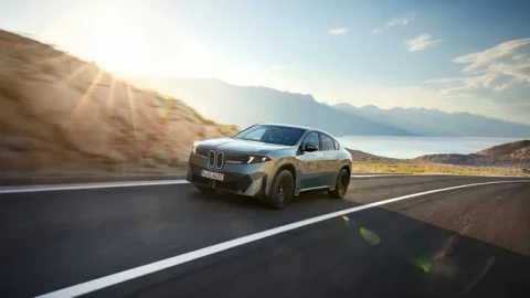 Chi tiết BMW iX4: SUV coupe thuần điện tầm chạy gần 700 km, sạc 10 phút đi được gần 296 km