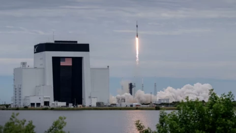 SpaceX chi 8 tỷ USD mua băng tần, tham vọng trở thành nhà mạng di động khổng lồ