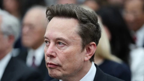Elon Musk "var" thẳng người giàu nhất Ấn Độ vì đã trì hoãn việc triển khai mạng Starlink