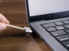 Sạc MacBook bằng 2 cổng cùng lúc có được không, đây là câu trả lời từ Apple