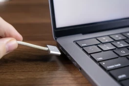 Sạc MacBook bằng 2 cổng cùng lúc có được không, đây là câu trả lời từ Apple
