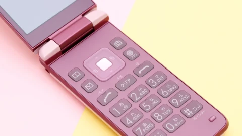 Kỷ nguyên của điện thoại nắp gập tại Nhật Bản đi đến hồi kết