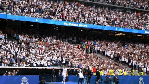 Mbappe vừa có màn ra mắt cực kỳ “hoành tá tràng” tại Real Madrid: hơn 80.000 người khán giả trên sân xem trực tiếp, áo đấu cháy hàng