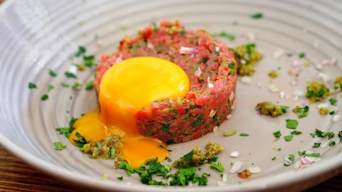 Vì sao thịt bò có thể ăn tái nhưng thịt lợn nhất định phải nấu chín kỹ?