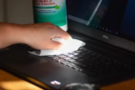Có nên dùng oxy già để lau chùi và khử trùng thiết bị điện tử?