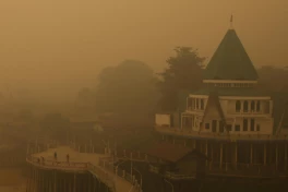Indonesia đã sử dụng 1,6 tấn đá khô để làm trong bầu trời, mùa mưa đến muộn hơn thường lệ và họ chỉ có thể chờ mưa