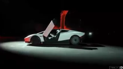 Starman - tài xế lái chiếc Tesla Roadster bay là ai?