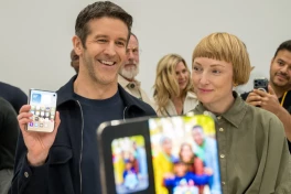 iPhone Duo giá 2.000 USD vẫn cháy hàng sau vài phút: Giờ công nhận logo Apple là biểu tượng đẳng cấp được rồi!