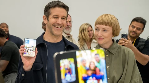 iPhone Duo giá 2.000 USD vẫn cháy hàng sau vài phút: Giờ công nhận logo Apple là biểu tượng đẳng cấp được rồi!