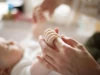 Vợ chồng có nhóm máu AB và A sinh ra con nhóm máu O. Người cha bàng hoàng và nghi ngờ đứa bé không phải con ruột! Chuyện gì đã xảy ra?